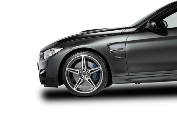 Nahaufnahme eines eleganten schwarzen Sportwagens. Präsentiert werden die BiColor-Leichtmetallfelge AC Schnitzer Radsatz AC1 sowie Teile der Motorhaube und Tür, alles vor einem weißen Hintergrund.