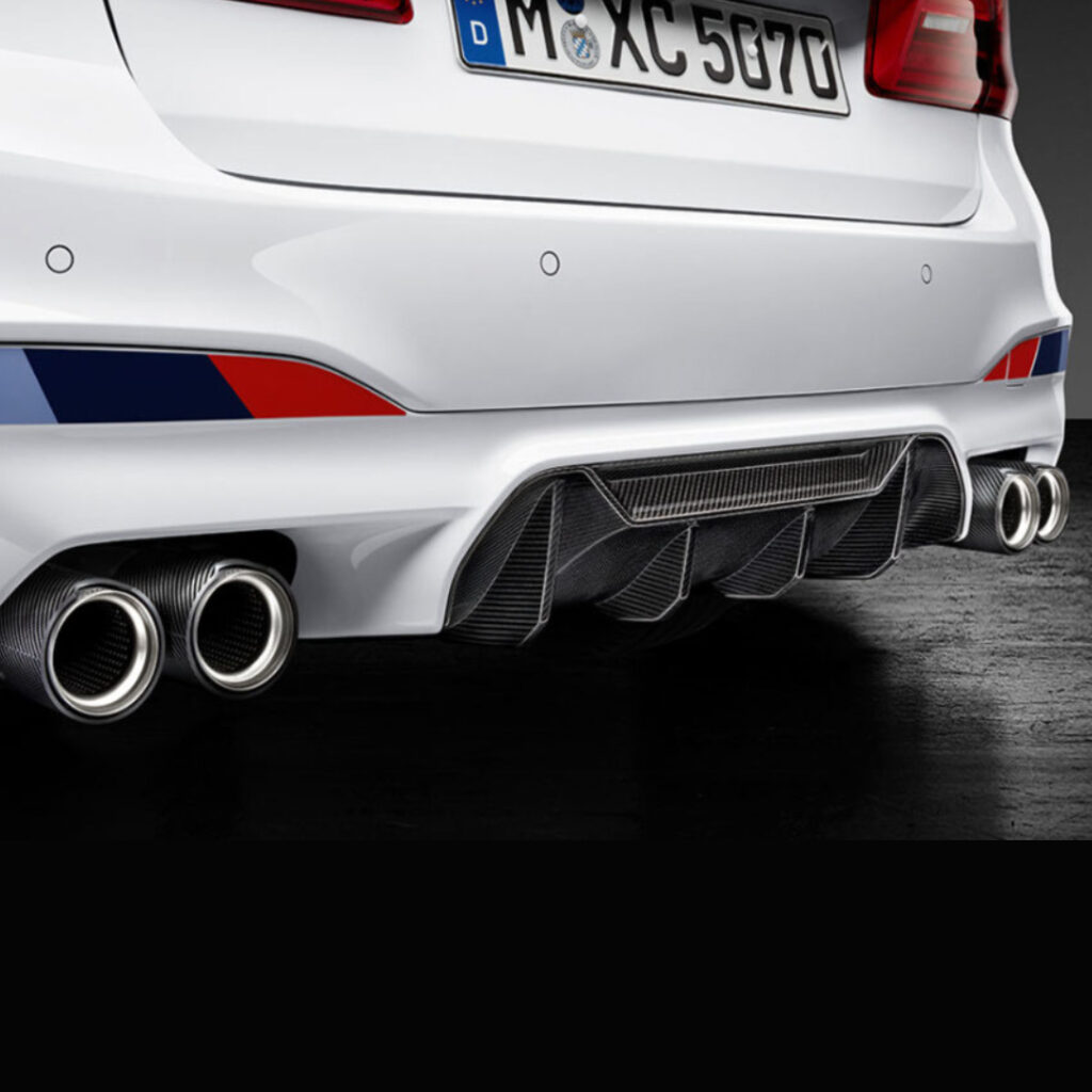 Nahaufnahme des Hecks eines weißen BMW M5