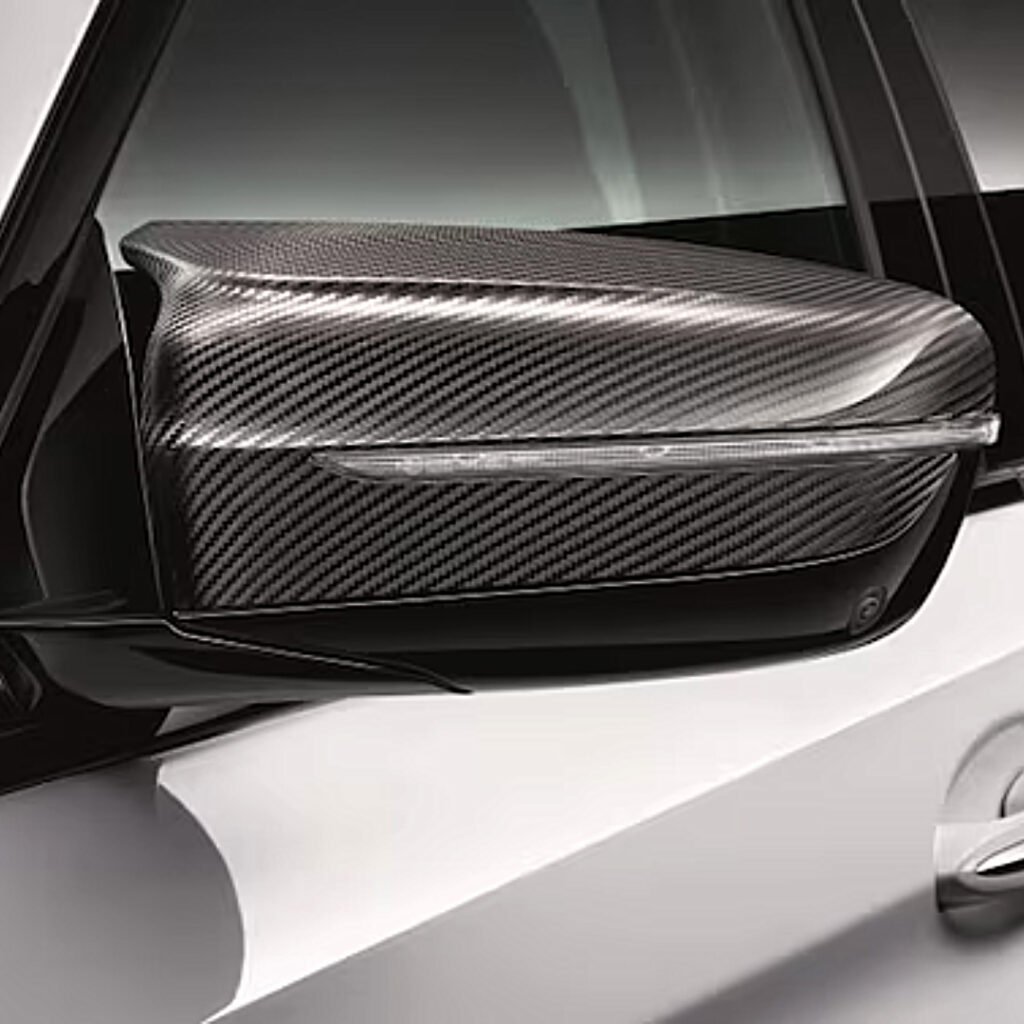 BMW M Performance Außenspiegelkappen Carbon 3 Nahaufnahme der BMW M Performance Außenspiegelkappen Carbon