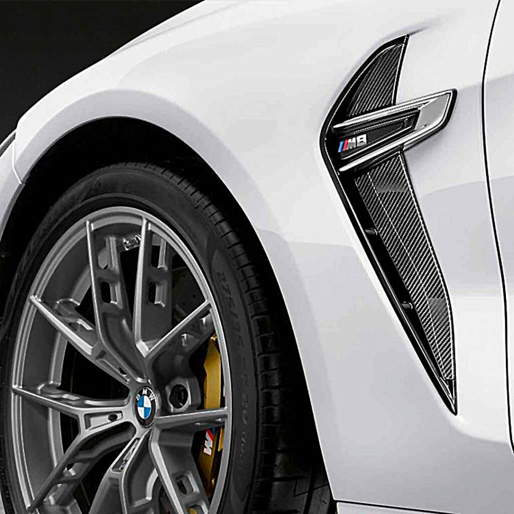 BMW M Performance Ziergitter Carbon Seite 2 Nahaufnahme des vorderen linken Rads und der Seitenentlüftung