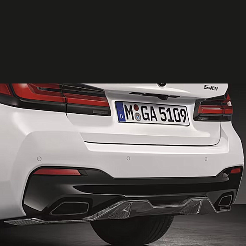 Nahaufnahme des Hecks eines weißen BMW 5er (Modell 540i)