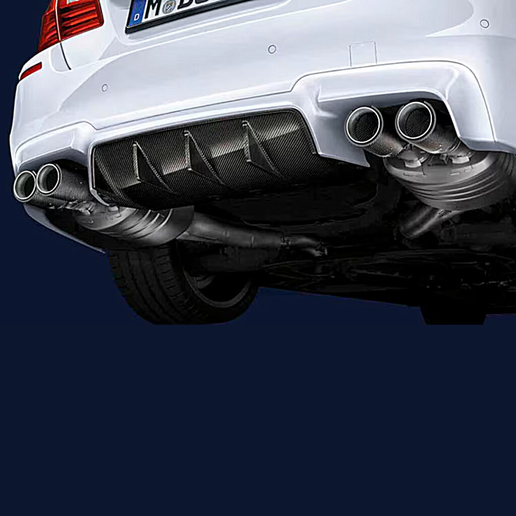 BMW M Performance Schalldämpfer System M5/M6 2 Nahaufnahme des Hecks eines weißen Sportwagens
